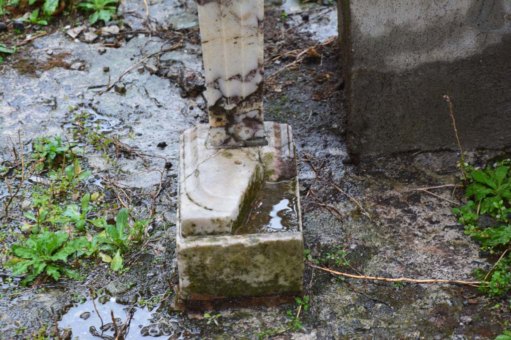 IX.5.11 Pompeii. March 2017. Atrium b, south end of foot of marble table on west side of rear of impluvium.
Foto Christian Beck, ERC Grant 681269 DÉCOR.
