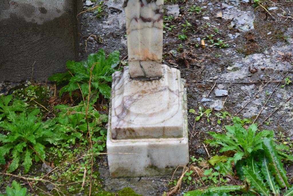 IX.5.11 Pompeii. March 2017. Atrium b, south end of foot of marble table on east side of rear of impluvium
Foto Christian Beck, ERC Grant 681269 DÉCOR.

