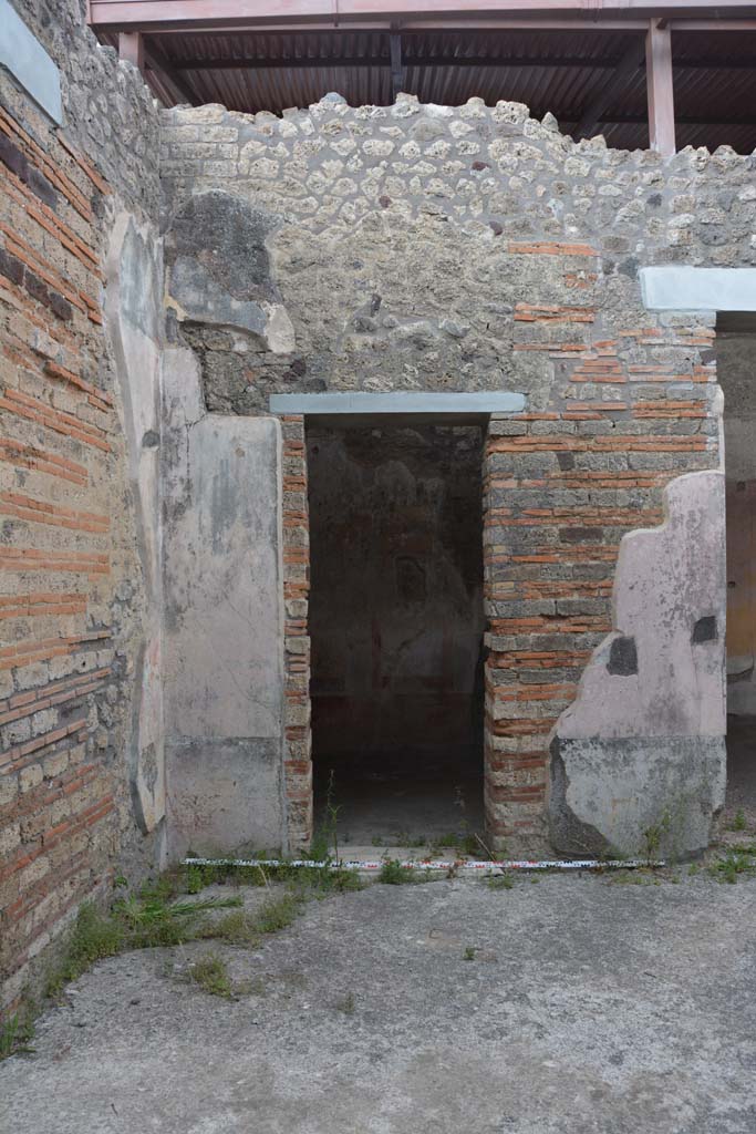 IX.5.11 Pompeii. May 2017. 
Looking east to doorway to room g in north-east corner of atrium b.
Foto Christian Beck, ERC Grant 681269 DÉCOR
