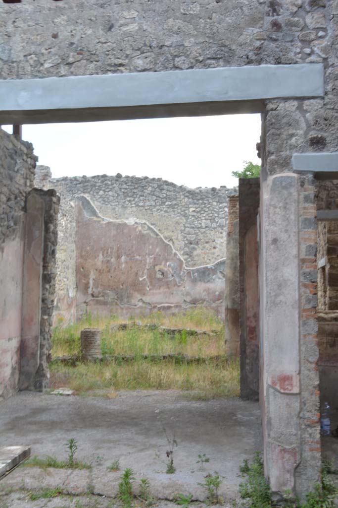 IX.5.11 Pompeii. May 2017. 
Room b, looking south from atrium across tablinum l (L) and through to garden area.
Foto Christian Beck, ERC Grant 681269 DÉCOR.
