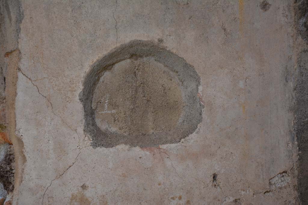 IX.5.11 Pompeii. May 2017. 
Room g, white middle area of west wall in north-west corner, presumably a medallion with painting of a cupid, now removed or faded.
Foto Christian Beck, ERC Grant 681269 D�COR.
