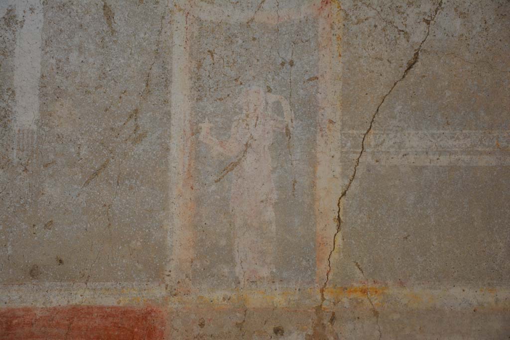 IX.5.11 Pompeii. May 2017. Room g, detail of figure from upper north wall, on east (right) side.
Foto Christian Beck, ERC Grant 681269 D�COR.
According to PPM �
On the upper white north wall on east side of central panel, within a painted aedicula surmounted by a painting of a still-life of pomegranates, was a female figure with a cornucopia.
(p.558)
