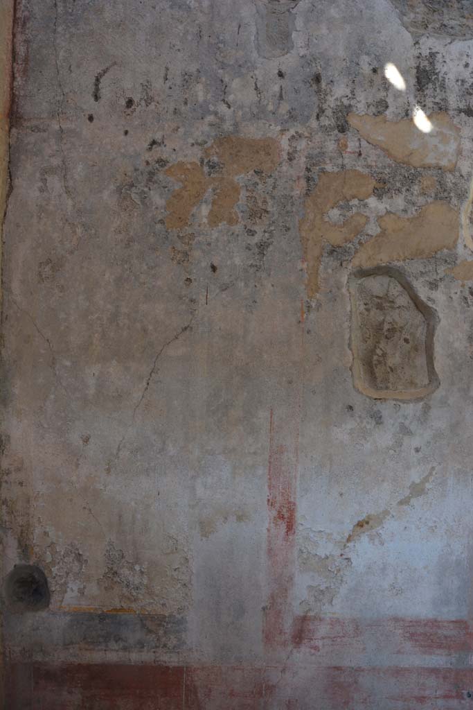 IX.5.11 Pompeii. May 2017. 
Room g, detail of remaining painted decoration on north side of central panel on east wall.
Foto Christian Beck, ERC Grant 681269 D�COR.

