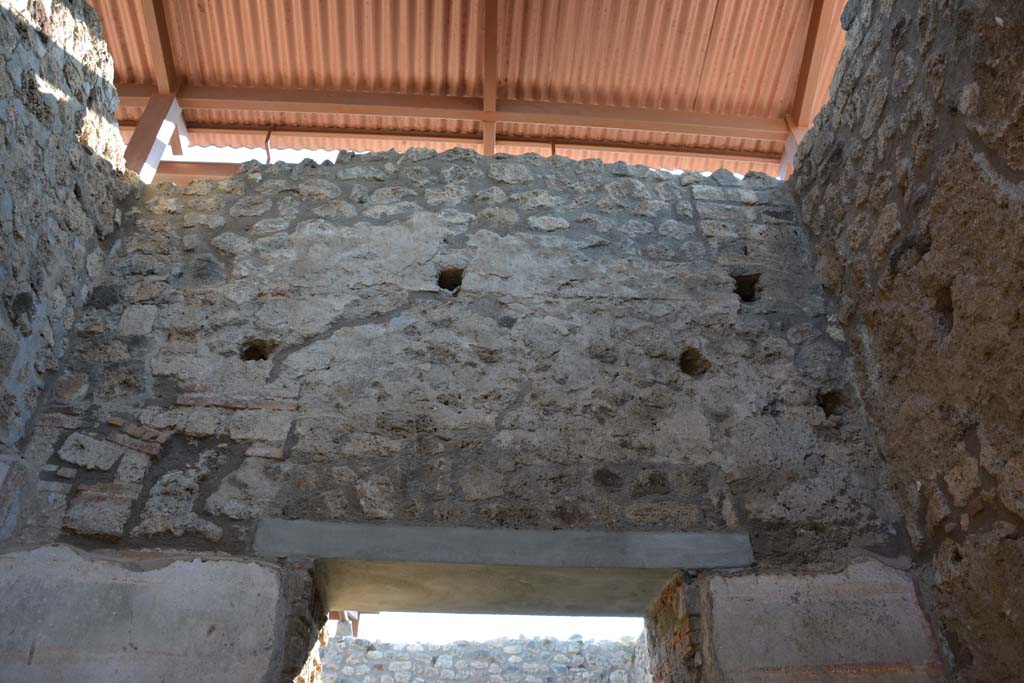 IX.5.11 Pompeii. May 2017. Room g, upper west wall above doorway to atrium b.
Foto Christian Beck, ERC Grant 681269 D�COR.

