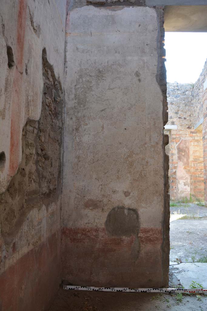 IX.5.11 Pompeii. May 2017. Room g, west wall in south-west corner, with doorway to atrium b.
Foto Christian Beck, ERC Grant 681269 D�COR.
