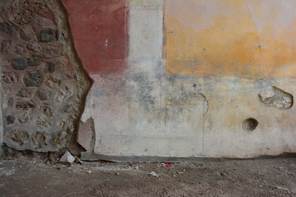 IX.5.11 Pompeii. March 2017. Room h, painted zoccolo in centre of lower south wall. 
Foto Christian Beck, ERC Grant 681269 D�COR.

