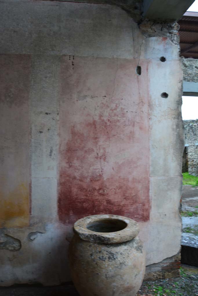 IX.5.11 Pompeii. March 2017. Room h, looking towards red side panel at west end of south wall.  
Foto Christian Beck, ERC Grant 681269 D�COR.
