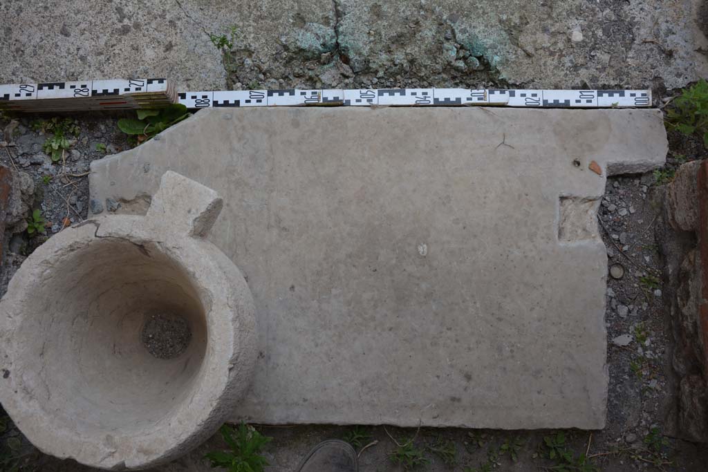 IX.5.11 Pompeii. May 2017. Room i, doorway threshold.
Foto Christian Beck, ERC Grant 681269 D�COR.

