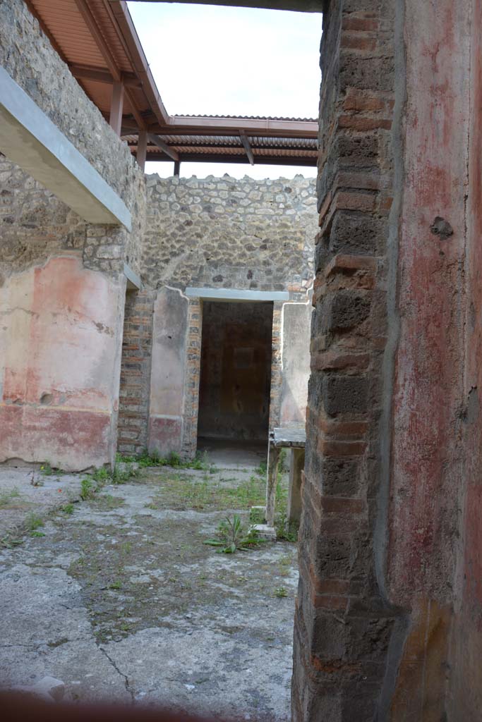IX.5.11 Pompeii. May 2017. 
Room i, looking west through doorway to atrium b, with wall of north-west corner, on right.
Foto Christian Beck, ERC Grant 681269 D�COR.
