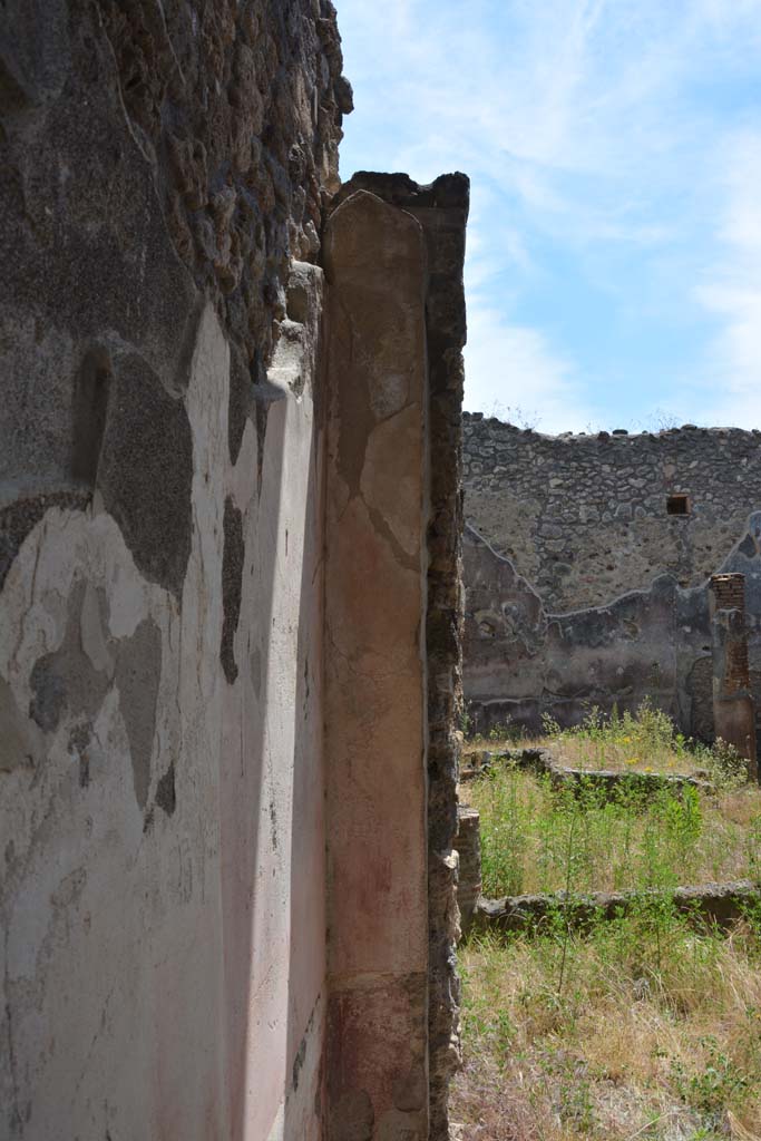IX.5.11 Pompeii. May 2017. 
Room l (L), looking south along east wall towards peristyle/garden area.
Foto Christian Beck, ERC Grant 681269 D�COR.

