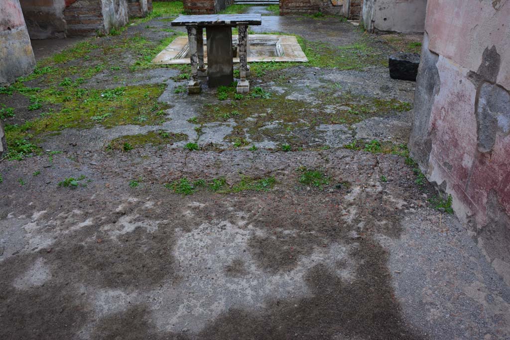 IX.5.11 Pompeii. March 2017. Room l (L), looking north across floor towards atrium b. 
Foto Christian Beck, ERC Grant 681269 D�COR.
