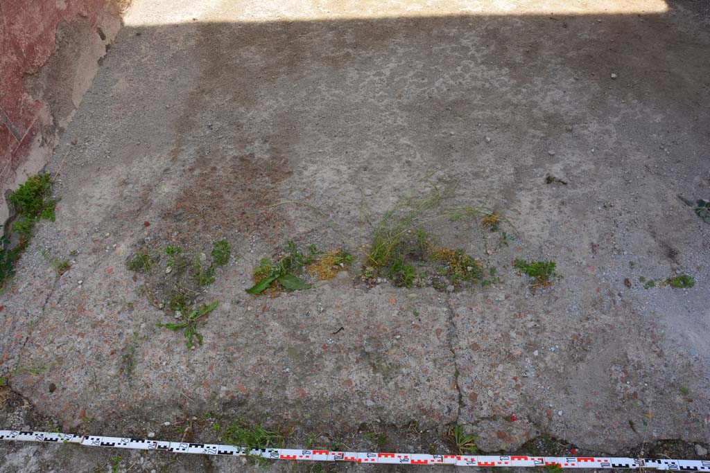 IX.5.11 Pompeii. May 2017. Room l (L), flooring towards north end of tablinum.
Foto Christian Beck, ERC Grant 681269 D�COR.
