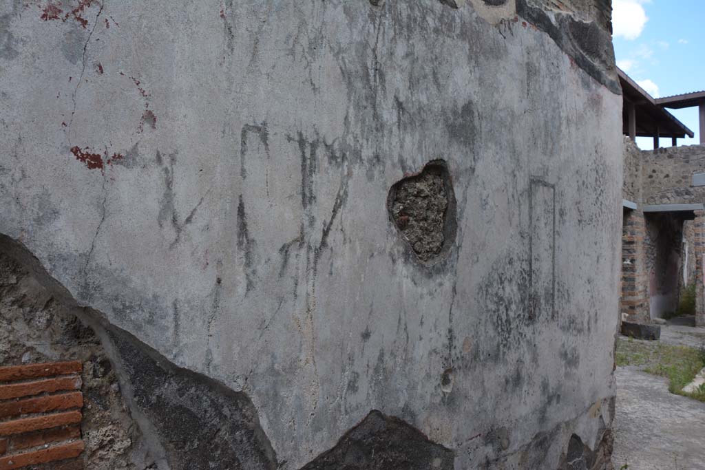 IX.5.11 Pompeii. May 2017. Room a, looking south along east wall of entrance corridor.
Foto Christian Beck, ERC Grant 681269 DÉCOR.

