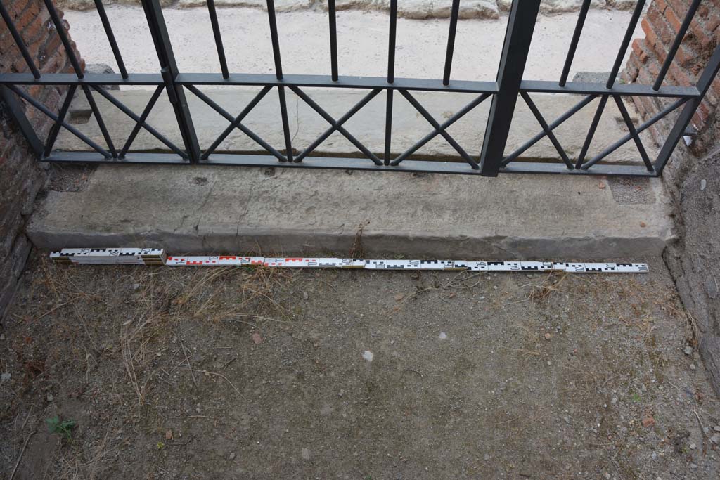IX.5.11 Pompeii. May 2017. Room a, doorway threshold, looking north out onto Via di Nola. 
Foto Christian Beck, ERC Grant 681269 DÉCOR.
