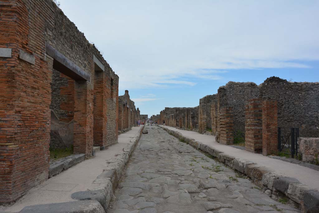 IX.5.12 Pompeii. May 2017. Looking west along Via di Nola from entrance doorway, on left.
Foto Christian Beck, ERC Grant 681269 D�COR.


