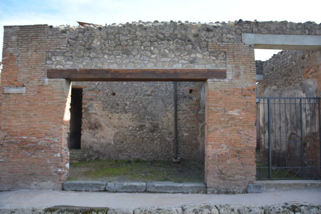 IX.5.12 Pompeii. March 2017. Looking south to entrance doorway on Via di Nola. 
Foto Christian Beck, ERC Grant 681269 D�COR.

