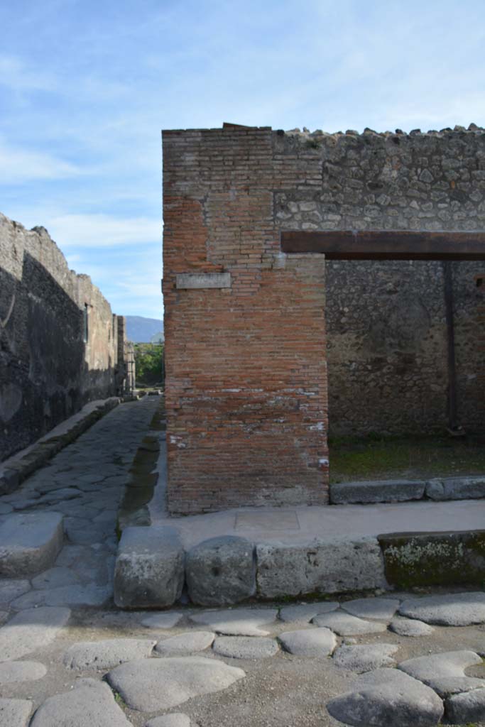 IX.5.12 Pompeii. March 2017. 
Looking south to pilaster on east side of doorway on corner junction with Vicolo del Centenario. 
Foto Christian Beck, ERC Grant 681269 D�COR.
