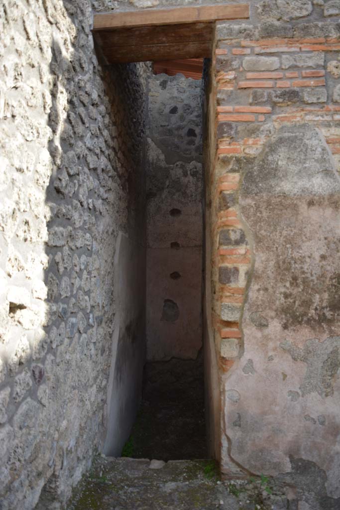 IX.5.12 Pompeii. March 2017. Narrow area in south-east corner of shop.
Foto Christian Beck, ERC Grant 681269 D�COR.
