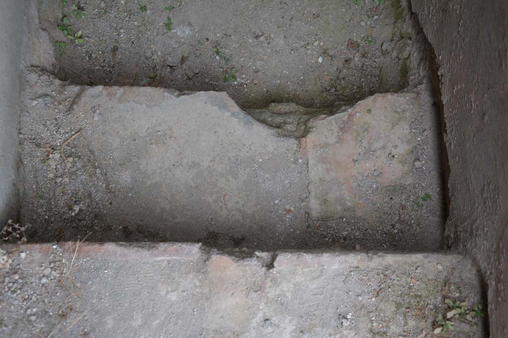 IX.5.12 Pompeii. May 2017. Steps down in narrow area in south-east corner.
Foto Christian Beck, ERC Grant 681269 D�COR.
