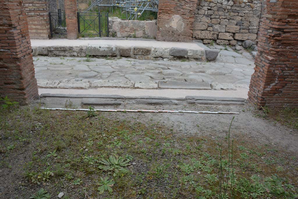 IX.5.12 Pompeii. May 2017. Looking north to entrance doorway with entrance threshold onto Via di Nola.
Foto Christian Beck, ERC Grant 681269 D�COR.

