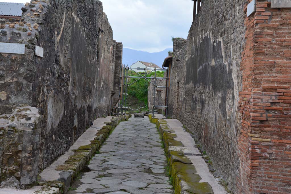 Vicolo del Centenario, Pompeii. March 2017. Looking south from Via di Nola.
Foto Christian Beck, ERC Grant 681269 D�COR.
