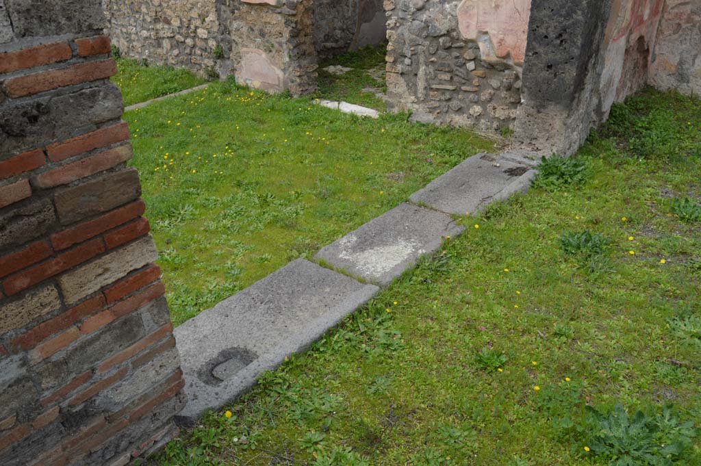 IX.5.14 Pompeii. March 2018. 
Looking west across doorway threshold from atrium towards portico k, with doorway to room L on its north side.
Foto Taylor Lauritsen, ERC Grant 681269 D�COR.
