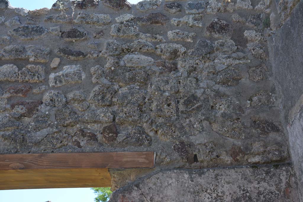 IX.5.14 Pompeii. May 2017. Room �L�, upper south wall in south-west corner.
Foto Christian Beck, ERC Grant 681269 D�COR.
