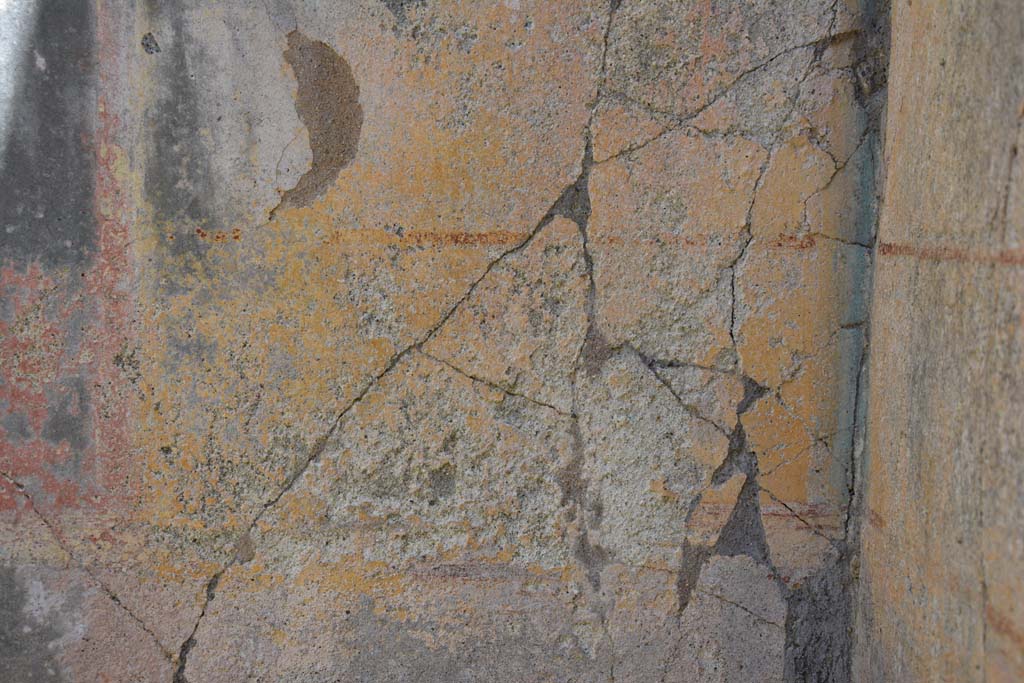 IX.5.14 Pompeii. May 2017. Room �L�, yellow side panel at south end of east wall with faint outline of a painted medallion.
Foto Christian Beck, ERC Grant 681269 D�COR.

