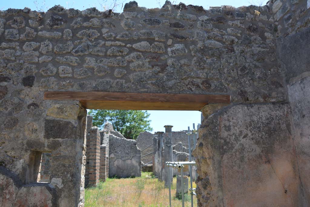 IX.5.14 Pompeii. May 2017. Room �L�, upper south wall above doorway to peristyle �k�.
Foto Christian Beck, ERC Grant 681269 D�COR.

