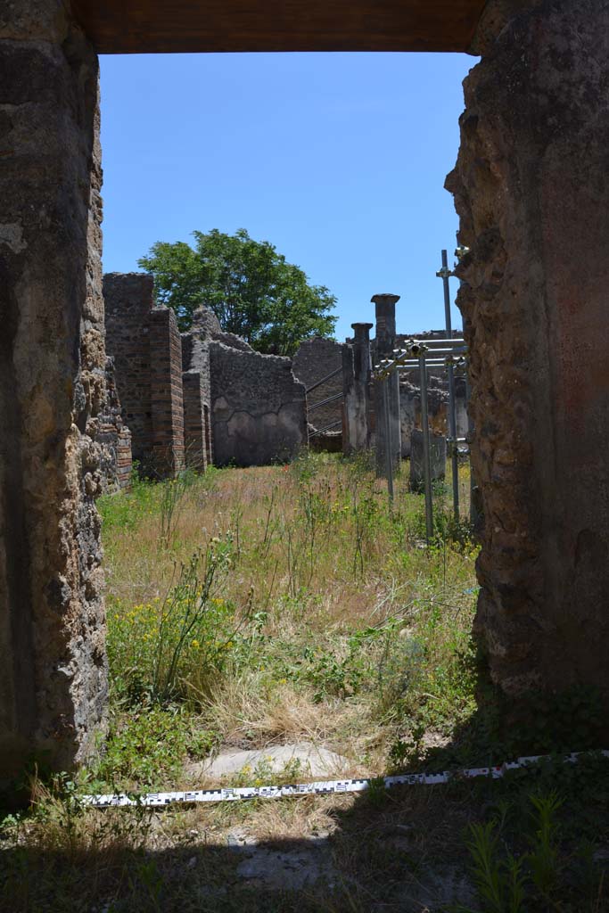 IX.5.14 Pompeii. May 2017. Room �L�, south wall with doorway to peristyle �k�.
Foto Christian Beck, ERC Grant 681269 D�COR.
