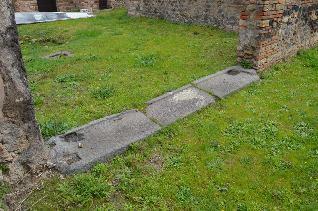 IX.5.14 Pompeii. March 2018. Looking east across threshold from portico �k�, into atrium, from outside doorway to room �L�.
Foto Taylor Lauritsen, ERC Grant 681269 D�COR.


