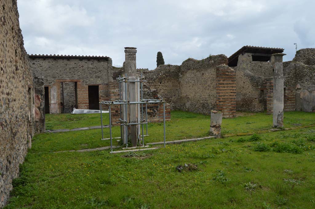 IX.5.14 Pompeii. March 2018. Portico �k�, looking east towards atrium and across to entrance doorway
Foto Taylor Lauritsen, ERC Grant 681269 D�COR.

