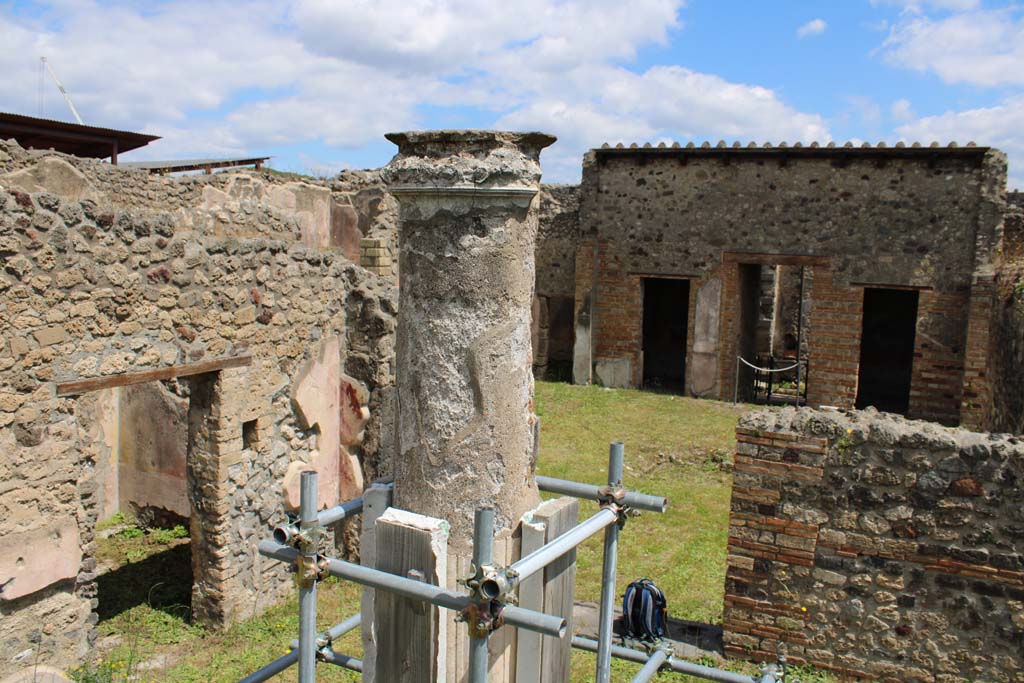 IX.5.14 Pompeii. May 2019. Room �k�, looking east towards column in peristyle, and across atrium towards entrance doorway.
Foto Christian Beck, ERC Grant 681269 D�COR.

