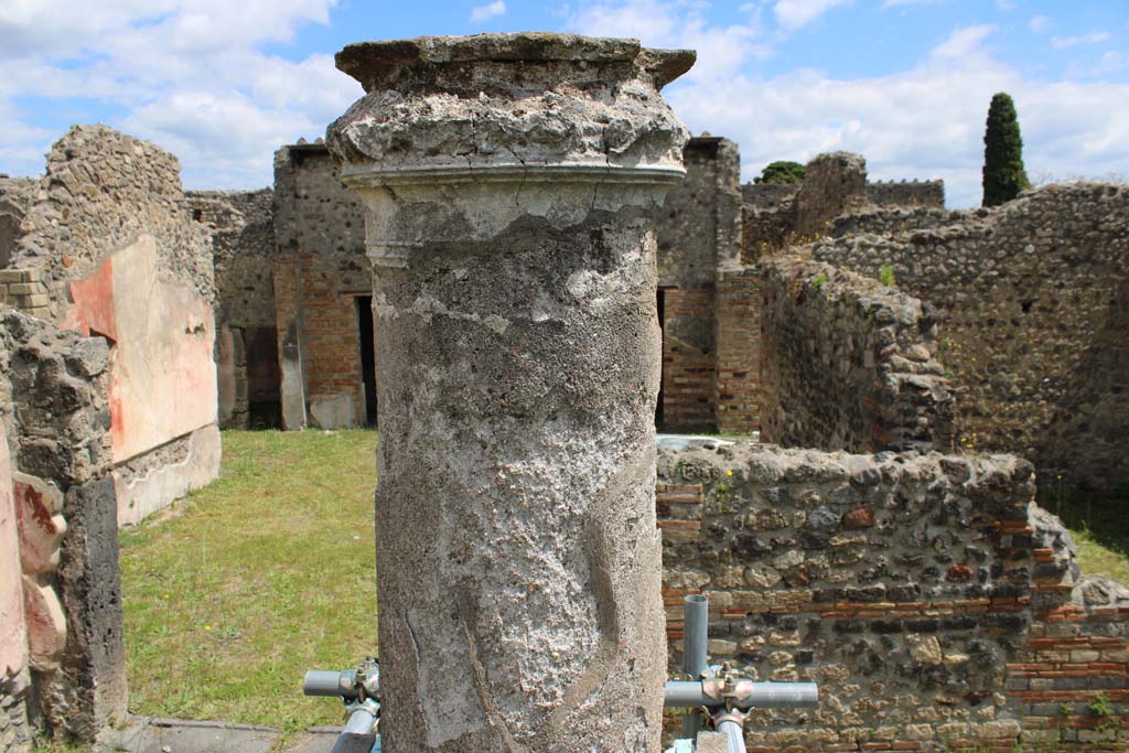 IX.5.14 Pompeii. May 2019. Room �k�, looking east towards column in peristyle. 
Foto Christian Beck, ERC Grant 681269 D�COR.
