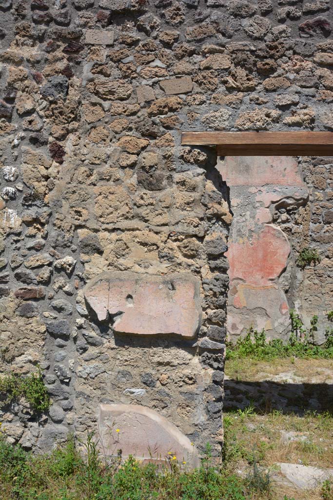 IX.5.14 Pompeii. May 2017. Peristyle �k�, north-east corner, west side of doorway to room �L�.
Foto Christian Beck, ERC Grant 681269 D�COR.
