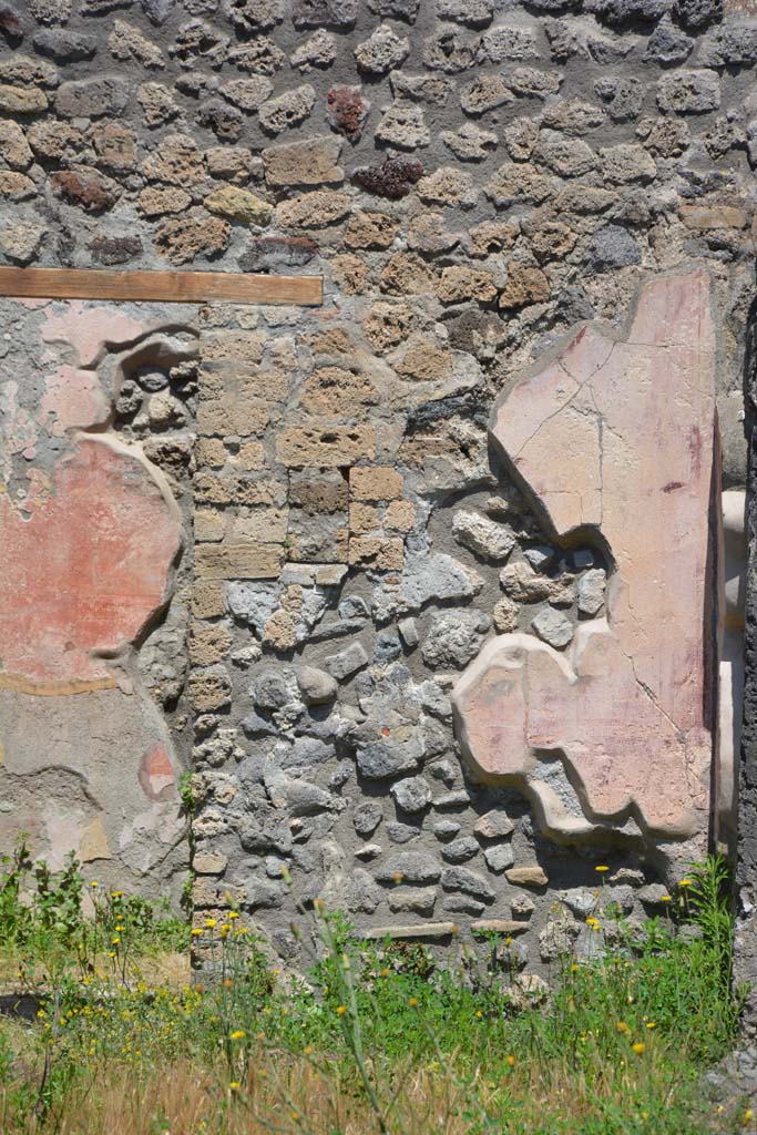 IX.5.14 Pompeii. May 2017. Peristyle �k�, north-east corner, east side of doorway to room �L�.
Foto Christian Beck, ERC Grant 681269 D�COR.
