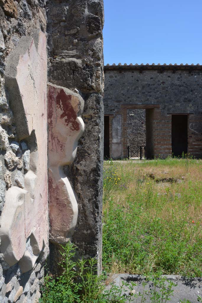 IX.5.14 Pompeii. May 2017. Peristyle �k�, north-east corner, looking across atrium �b�.
Foto Christian Beck, ERC Grant 681269 D�COR.
