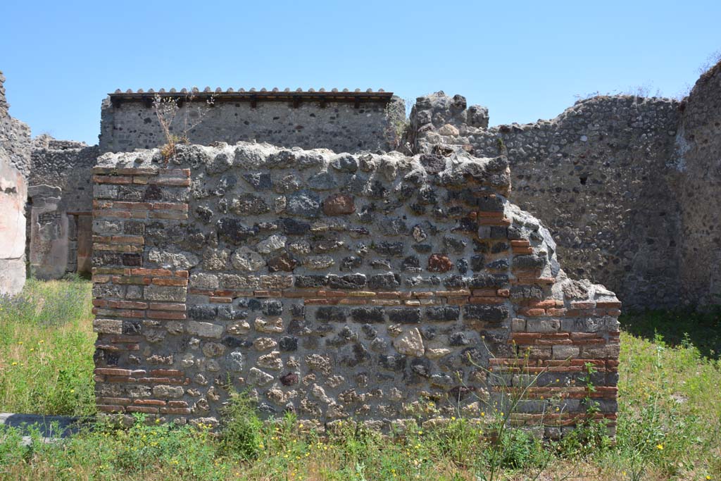IX.5.14 Pompeii. May 2017. Peristyle �k�, wall on east portico, between atrium �b�, on left, and room �m�, on right.
Foto Christian Beck, ERC Grant 681269 D�COR.

