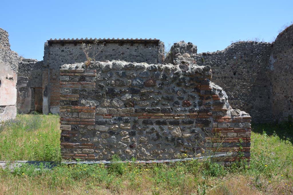 IX.5.14 Pompeii. May 2017. Peristyle �k�, detail of wall on east portico, between atrium �b�, on left, and room �m�, on right.
Foto Christian Beck, ERC Grant 681269 D�COR.

