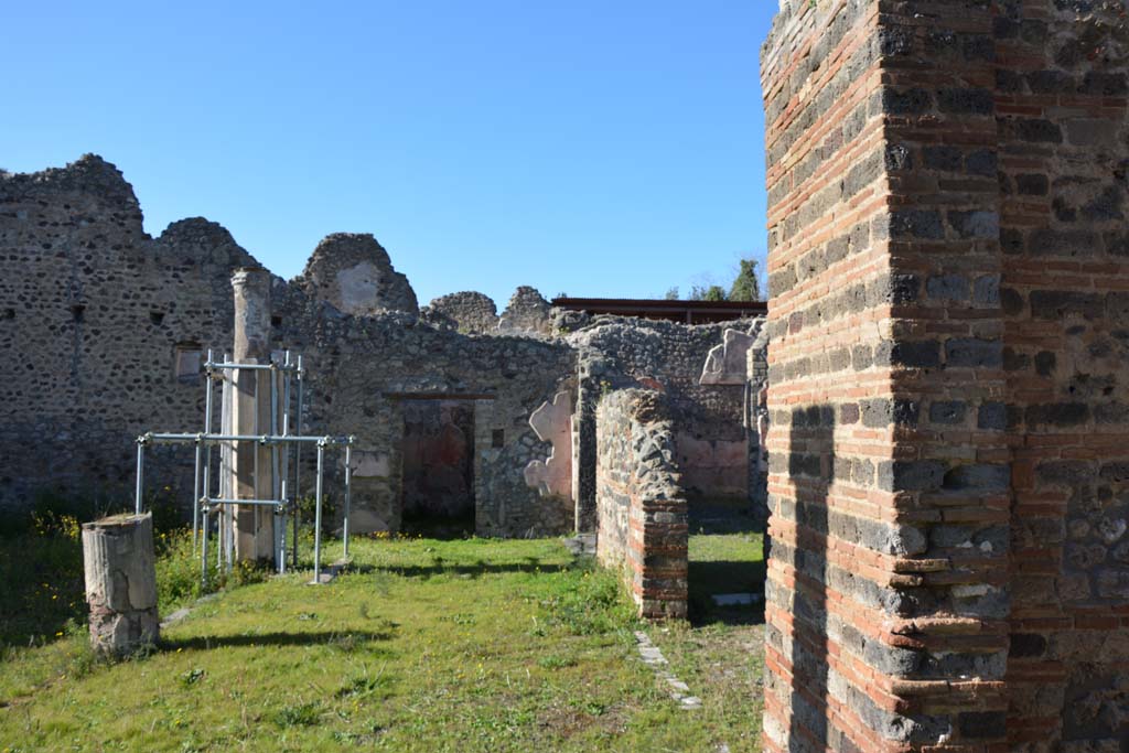 IX.5.14 Pompeii. March 2017.  Peristyle �k�, looking north along east portico, from room �n�, on right.
Foto Christian Beck, ERC Grant 681269 D�COR.
