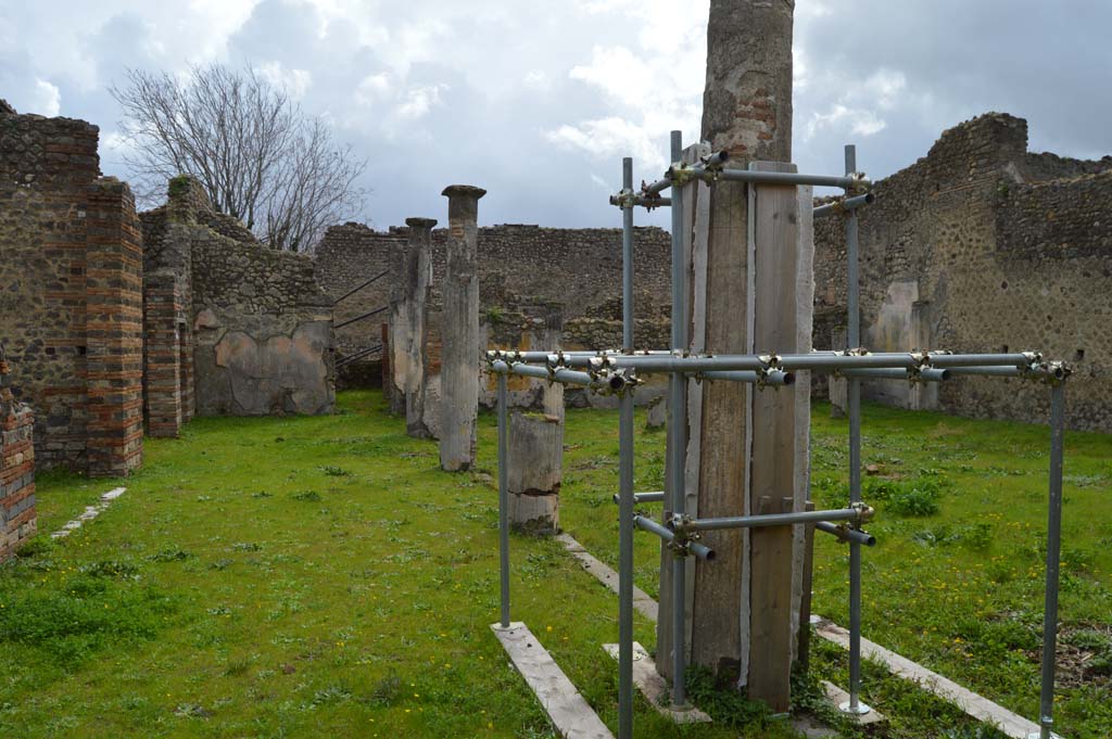 IX.5.14 Pompeii. March 2018. Portico �k�, looking south along east side.
Foto Taylor Lauritsen, ERC Grant 681269 D�COR.
