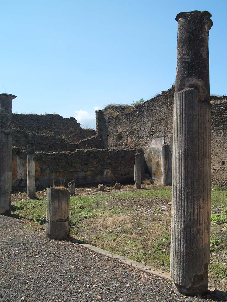 IX.5.14 Pompeii. May 2005. Looking south-west across peristyle �k�.