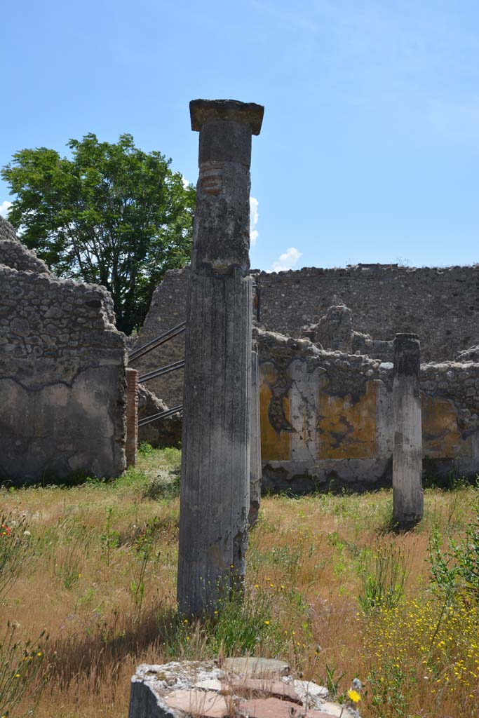 IX.5.14 Pompeii. May 2017. Peristyle �k�, looking south along east portico.
Foto Christian Beck, ERC Grant 681269 D�COR.
