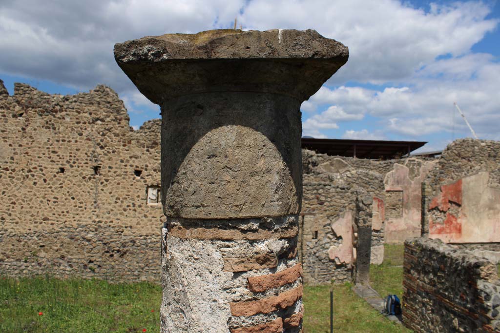 IX.5.14 Pompeii. May 2019. Room �k�, looking north towards column across peristyle.
Foto Christian Beck, ERC Grant 681269 D�COR.

