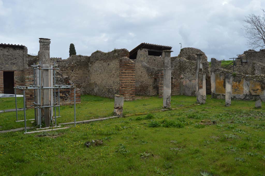 IX.5.14 Pompeii. March 2018. Looking south-east towards rooms on east side of portico �k�.
Foto Taylor Lauritsen, ERC Grant 681269 D�COR.
