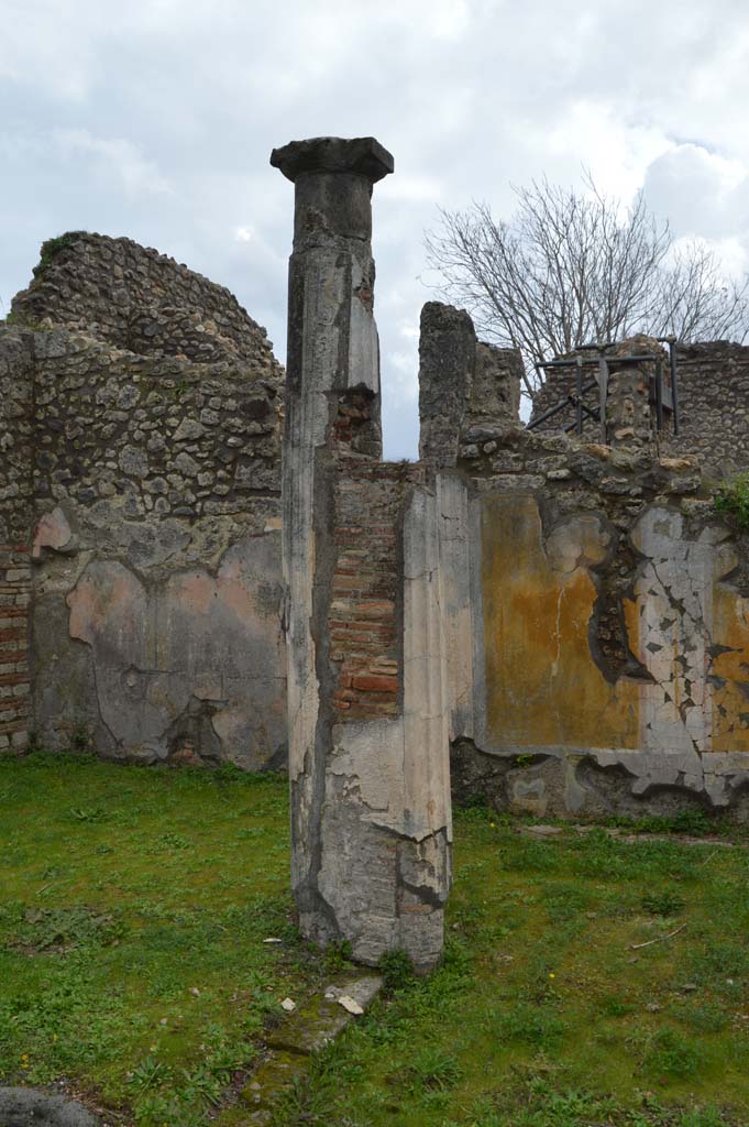 IX.5.14 Pompeii. March 2018. South-east corner of portico �k�, detail of column.
Foto Taylor Lauritsen, ERC Grant 681269 D�COR.

