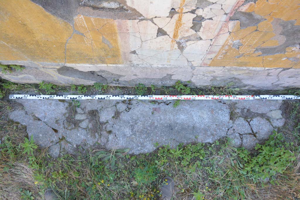 IX.5.14 Pompeii. May 2017. Peristyle �k�, flooring at base of south wall.
Foto Christian Beck, ERC Grant 681269 D�COR.
