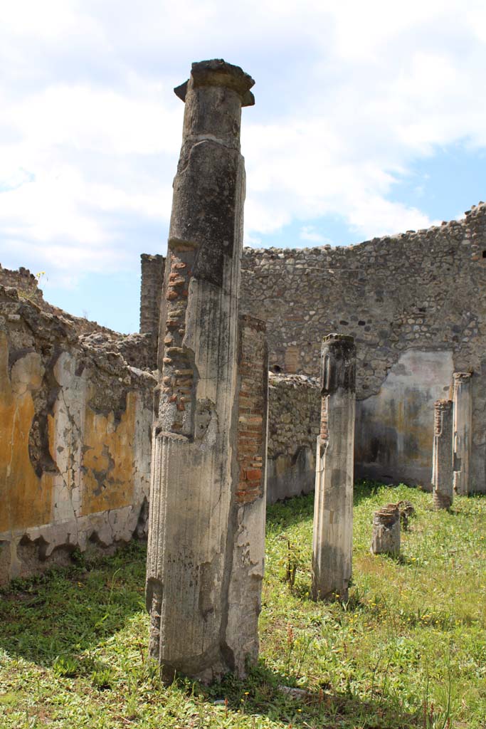 IX.5.14 Pompeii. May 2019. Room �k�, looking west towards columns along south portico.
Foto Christian Beck, ERC Grant 681269 D�COR.

