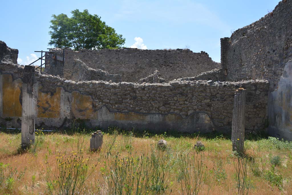 IX.5.14 Pompeii. May 2017. Peristyle �k�, looking along south wall towards south-west corner, on right.
Foto Christian Beck, ERC Grant 681269 D�COR.
