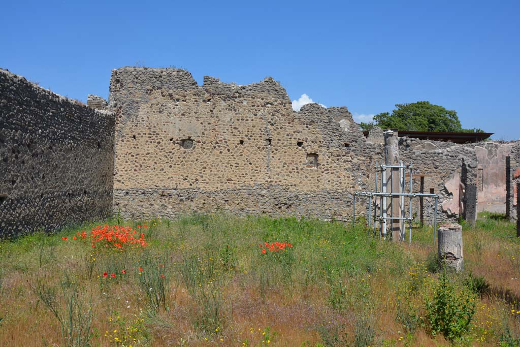 IX.5.14 Pompeii. May 2017. Peristyle �k�, looking towards north wall.
Foto Christian Beck, ERC Grant 681269 D�COR.
